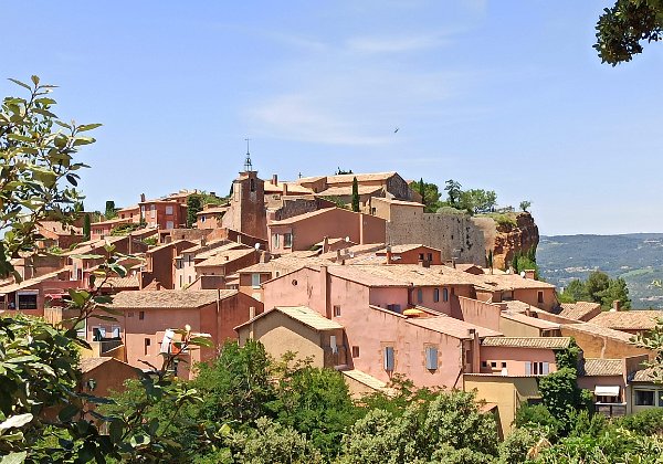 Roussillon Roussillon, situé au coeur du plus important gisement d'ocre d'Europe.