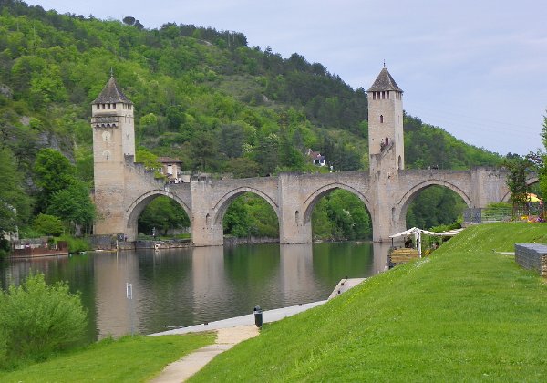 Cahors Cahors, inscrits au patrimoine mondial par l'UNESCO au titre des chemins de Compostelle : le Pont Valentré (XIVe s.) et...