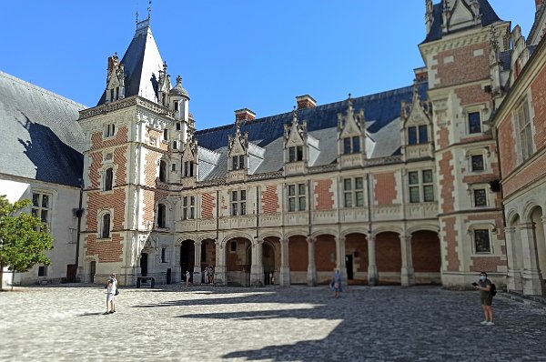 Chateau de Blois Château de Blois, du médiéval à la Renaissance et son rôle dans l'histoire sur plus de 600 ans, en font le plus royal...