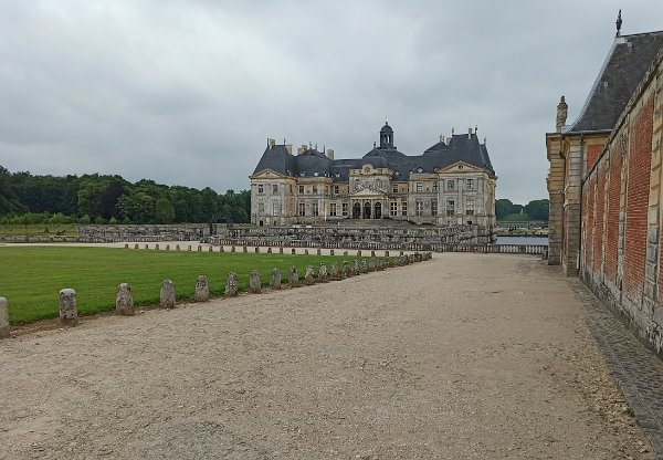 Chateau de Vaux le Vicomte Le Château de Vaux-le-Vicomte est la création de trois artistes réunis par Nicolas Fouquet, surintendant des finances de...