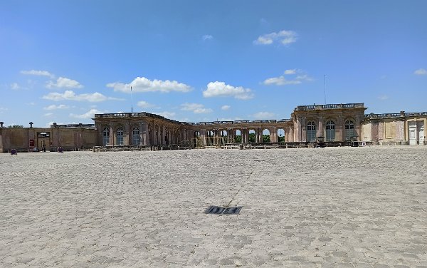 Domaine du Trianon Non loin du Château, Louis XIV donna libre cours à son amour de l’architecture et des jardins en créant un domaine...